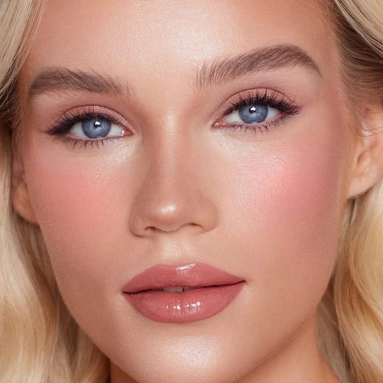 Charlotte Tilbury  Matte Beauty Blush Wand Pillowtalk 2